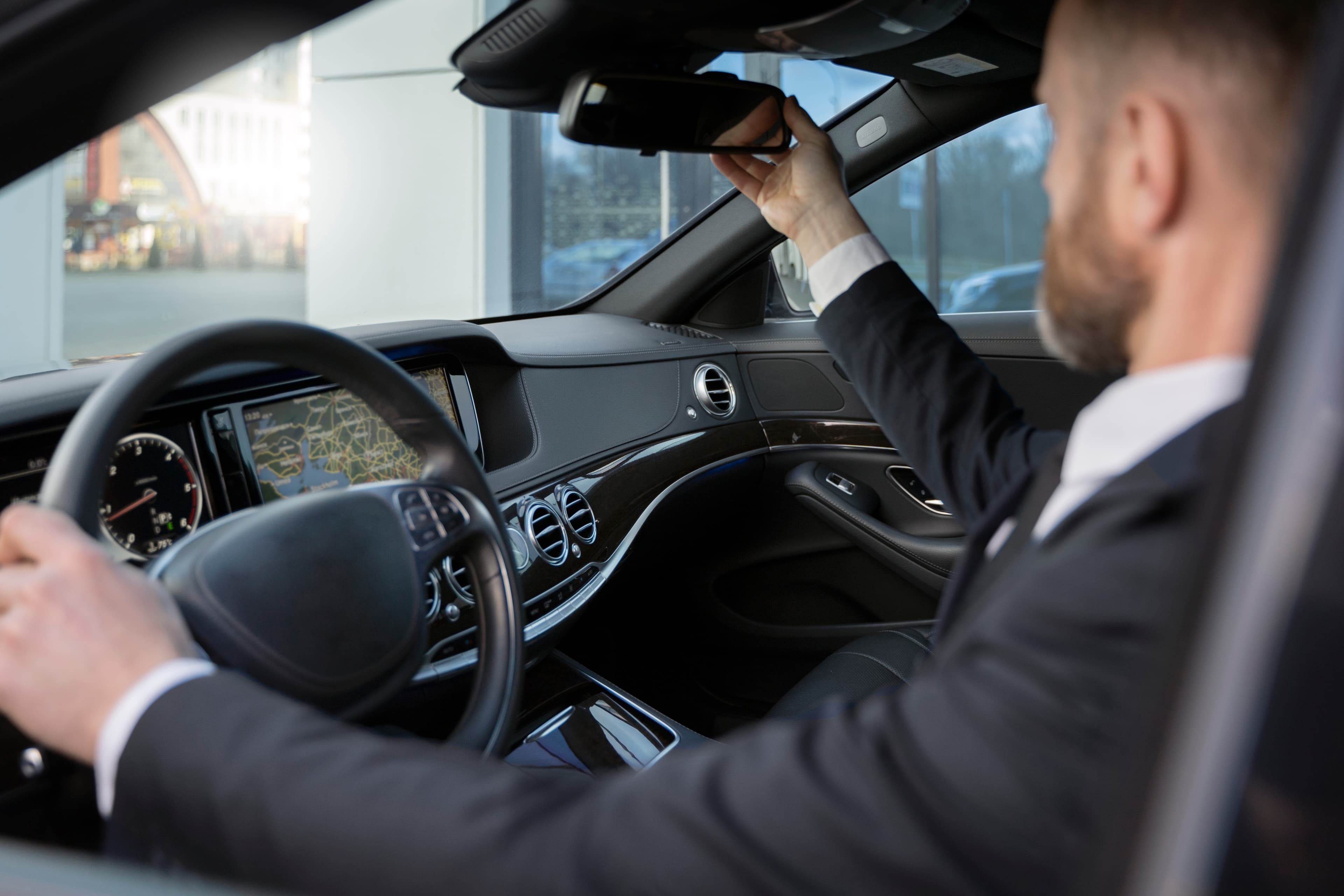 Professionele taxi chauffeur in voertuig